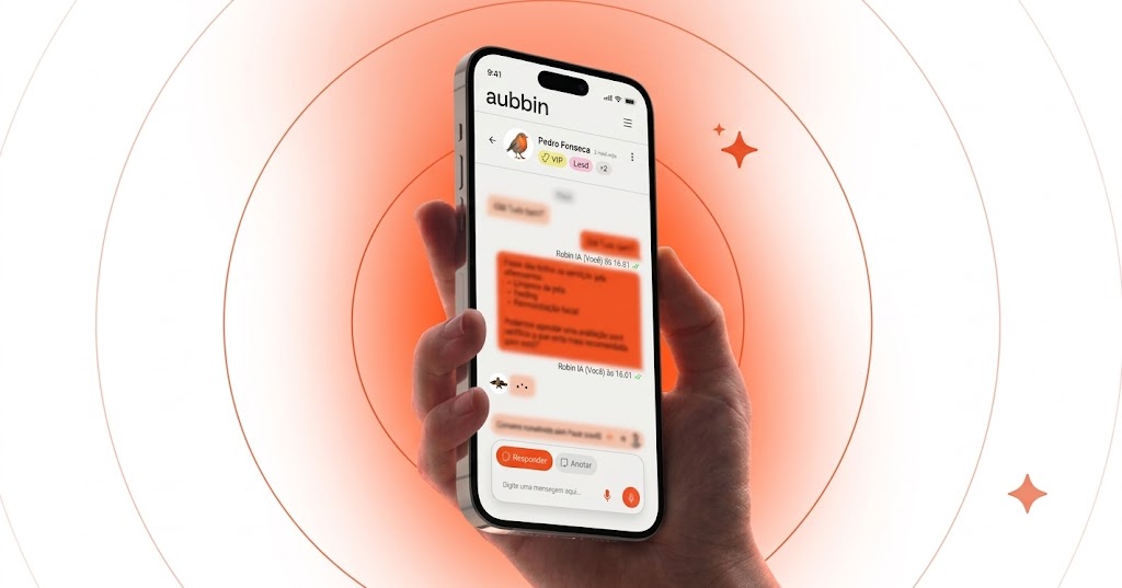 A Robin respondendo um cliente pelo Aubbin, num celular